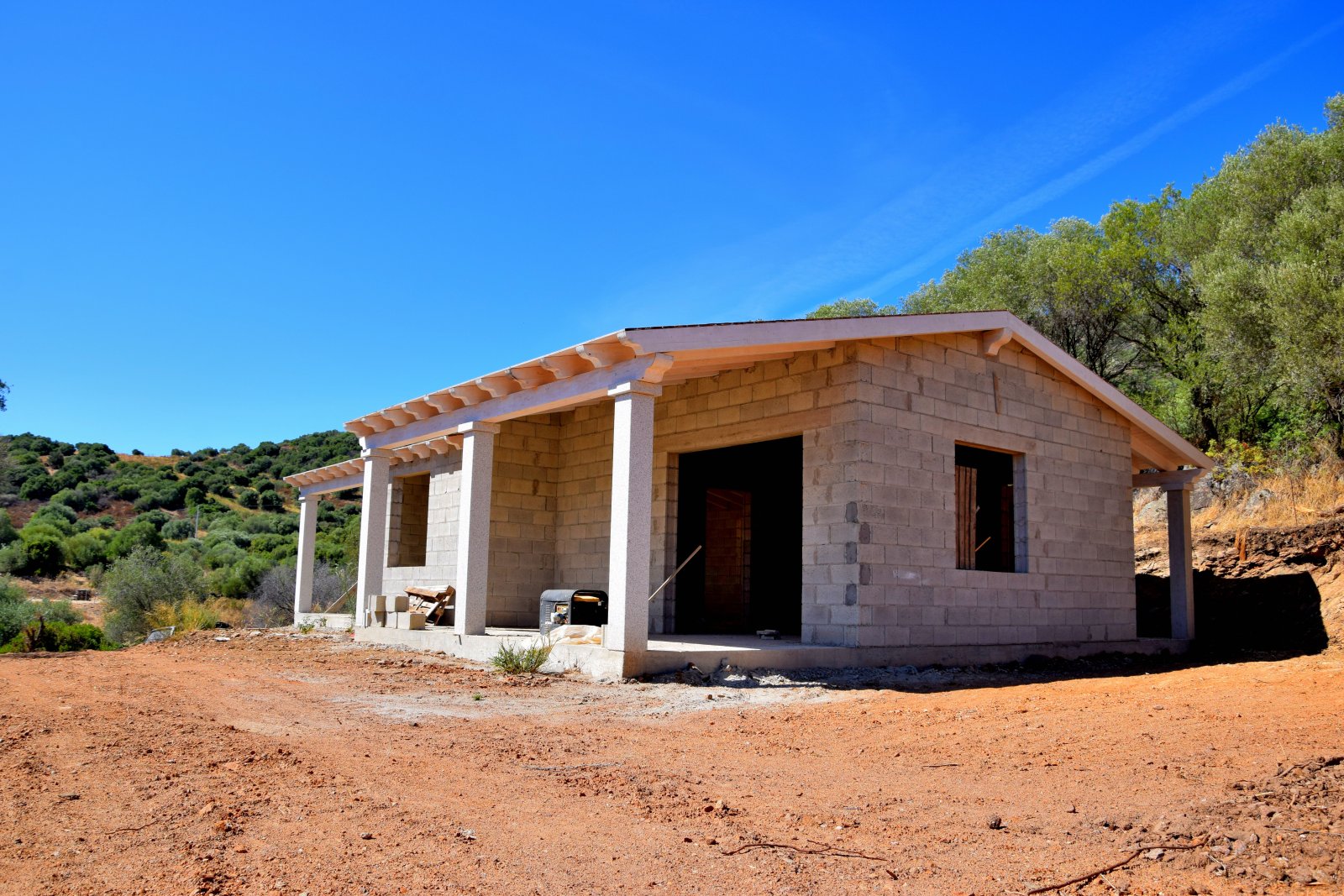 Land mit Rohbau und Meerblick sucht neuen Eigentümer