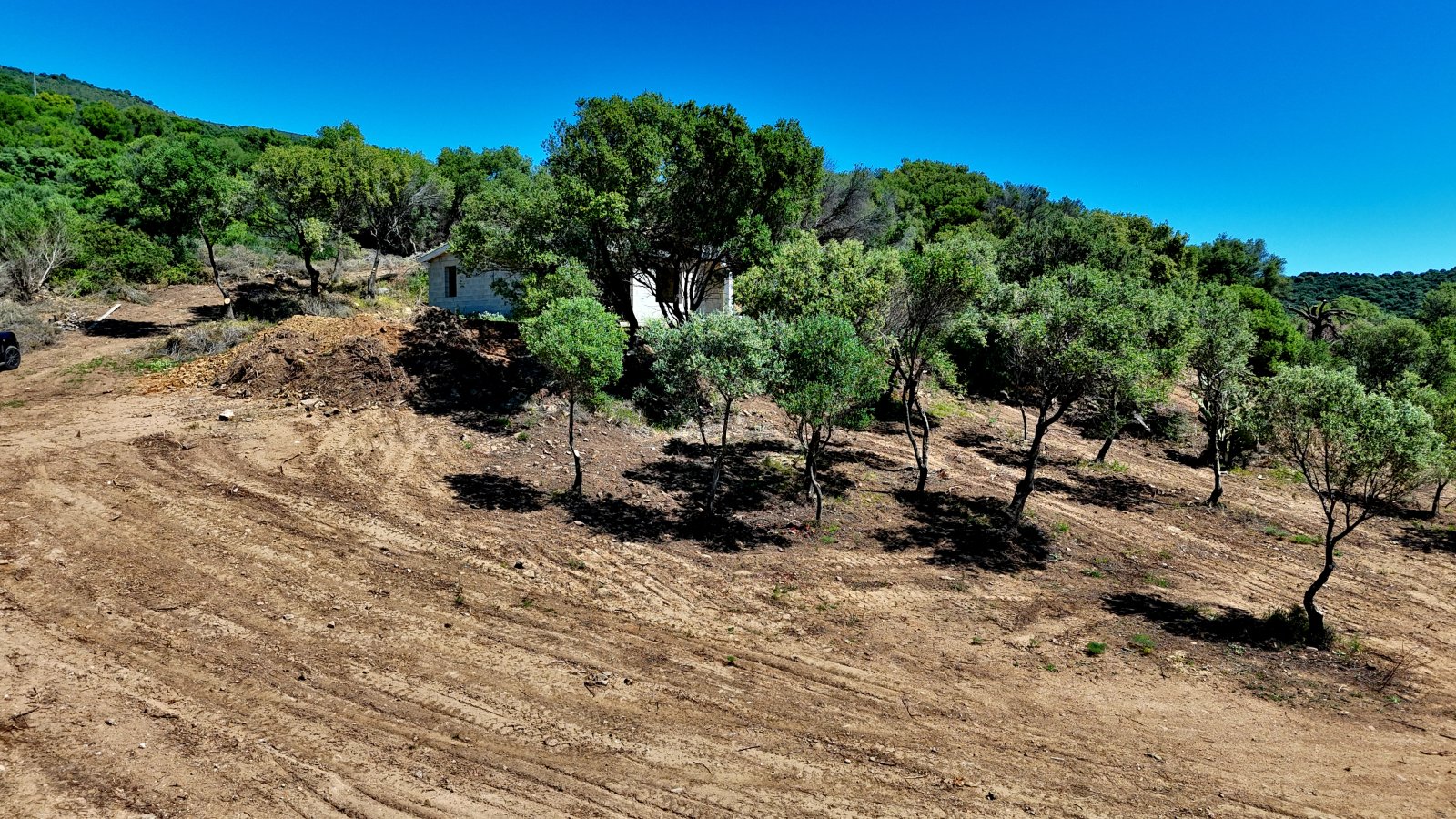 Land mit Rohbau und Meerblick sucht neuen Eigentümer