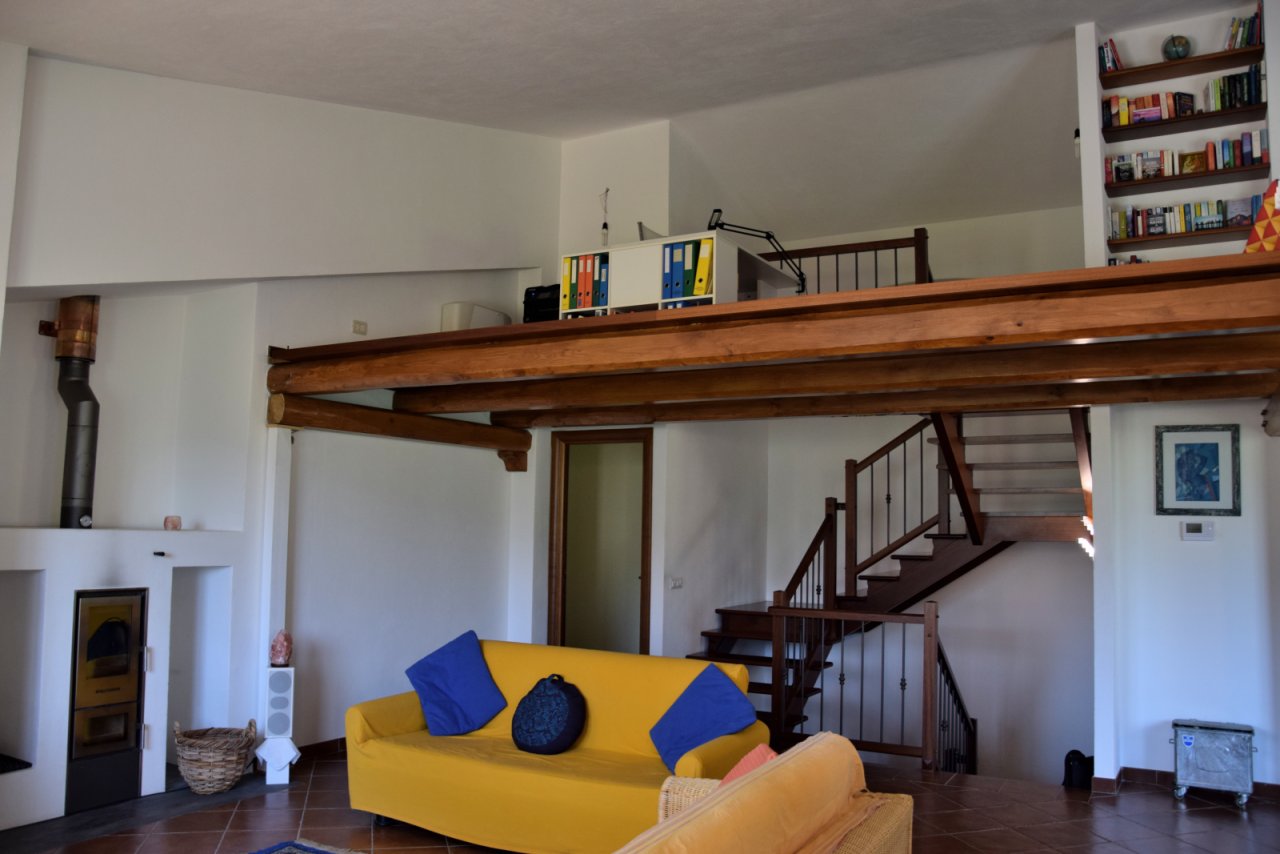 Innen: Übersicht Wohnzimmer mit Galerie Innen: Übersicht Wohnzimmer mit Galerie