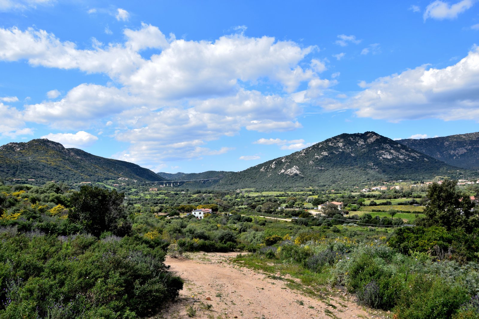 Die Aussicht auf das "Viadotto San Teodoro" ist ebenso aussergewöhnlich wie schön Die Aussicht auf das "Viadotto San Teodoro" ist ebenso aussergewöhnlich wie schön