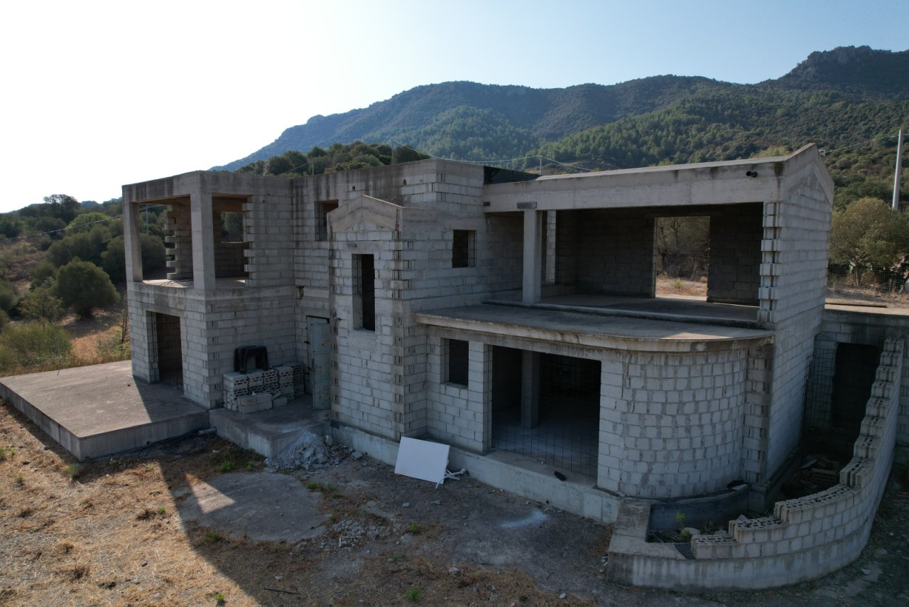 Front seitlich Rohbau-Villa Front seitlich Rohbau-Villa